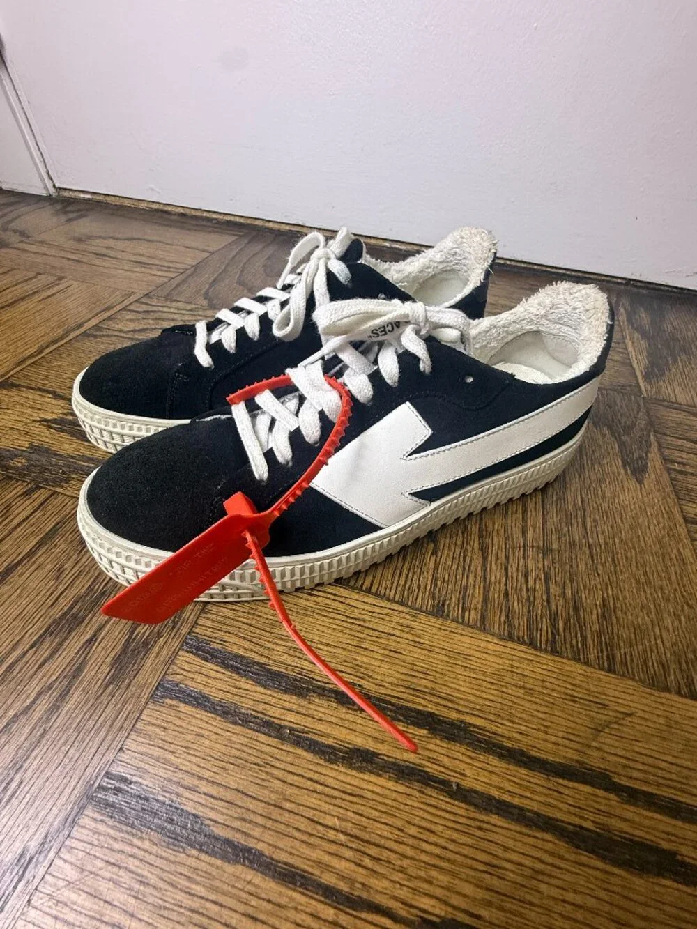 Off-White Virgil Abloh Arrows Suede Sneakers Size 39 EU / 9 US Black White